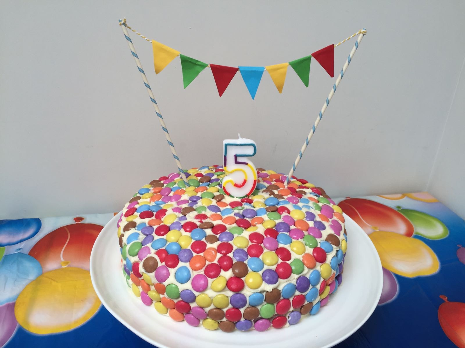 smartie-birthday-cake-with-bunting-red-kite-days